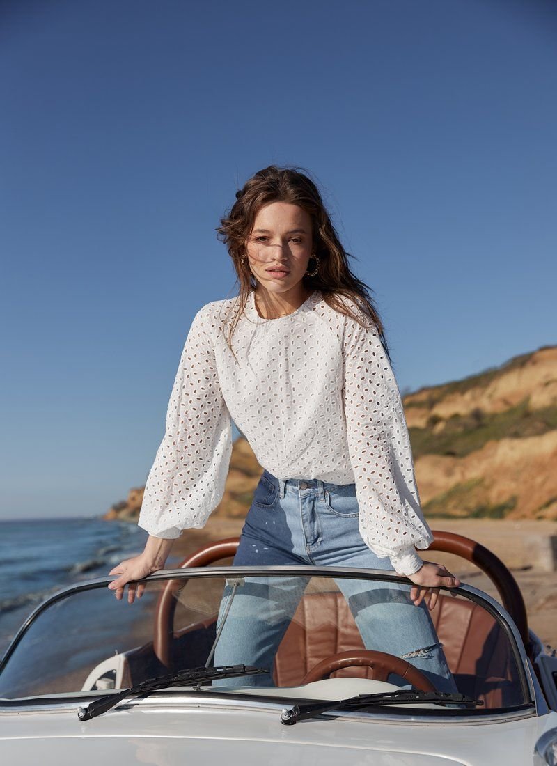 Romantic blouse made of stitches