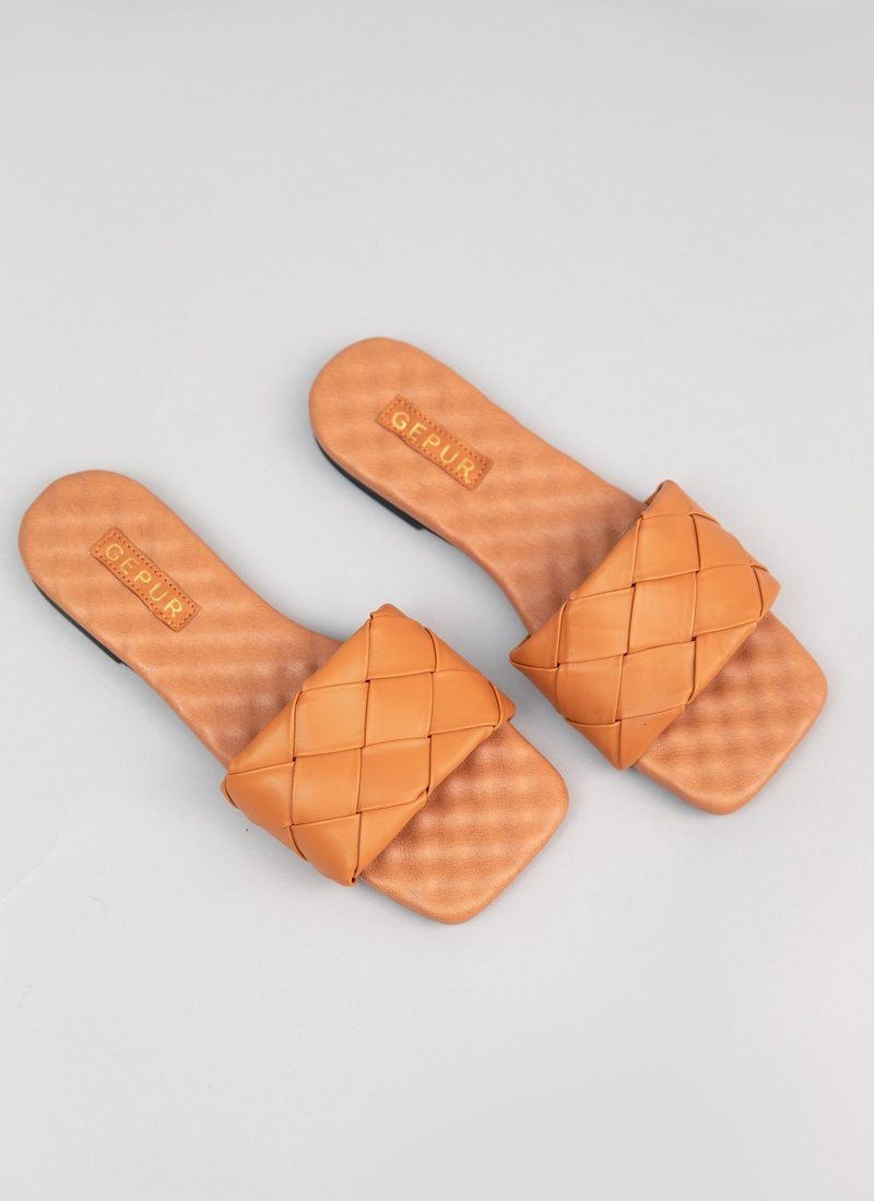 Leather flip-flops with weaving