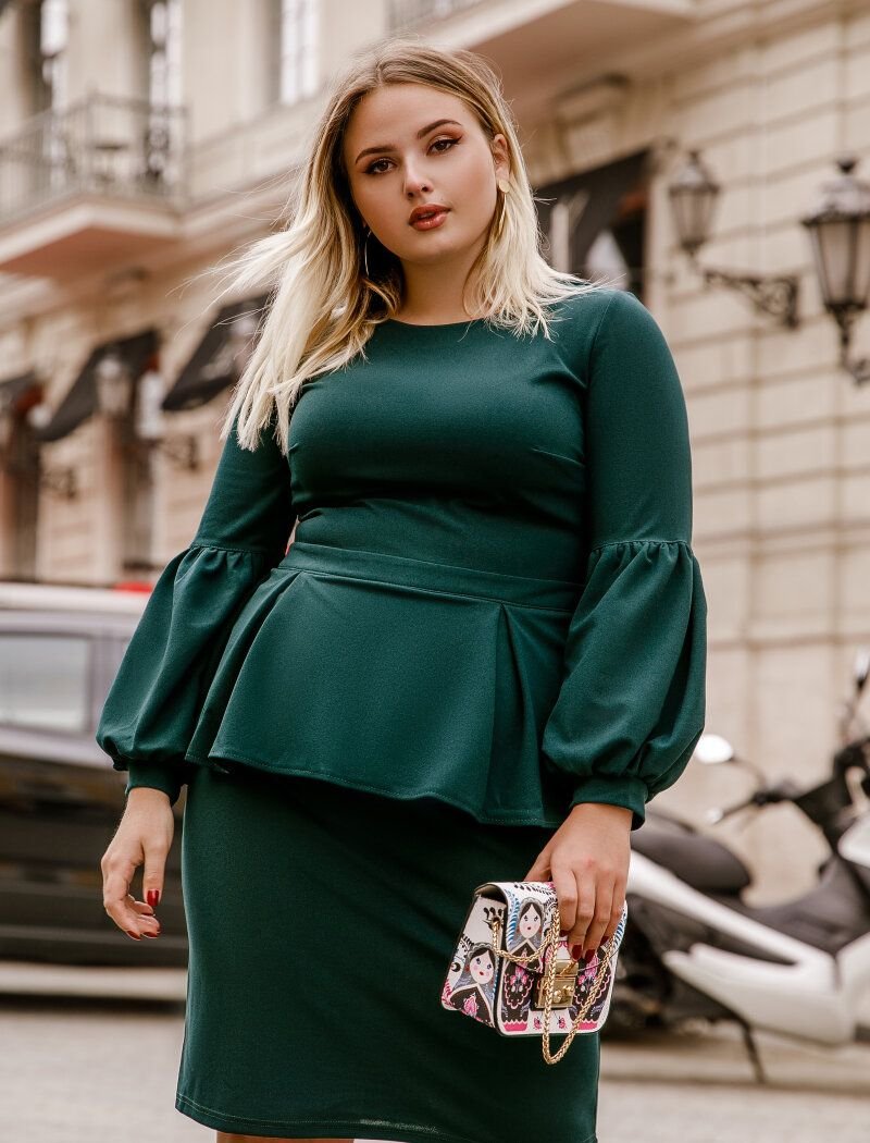 Dress with a peplum of emerald color