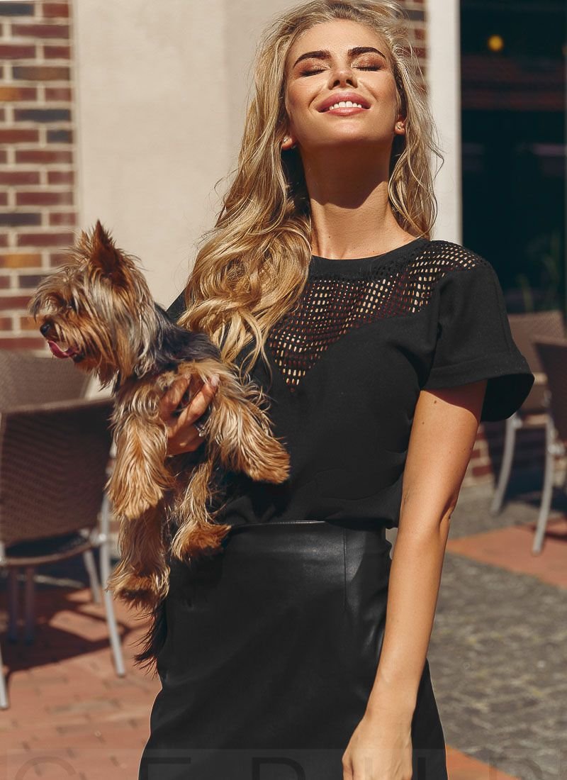 Blouse with short sleeves