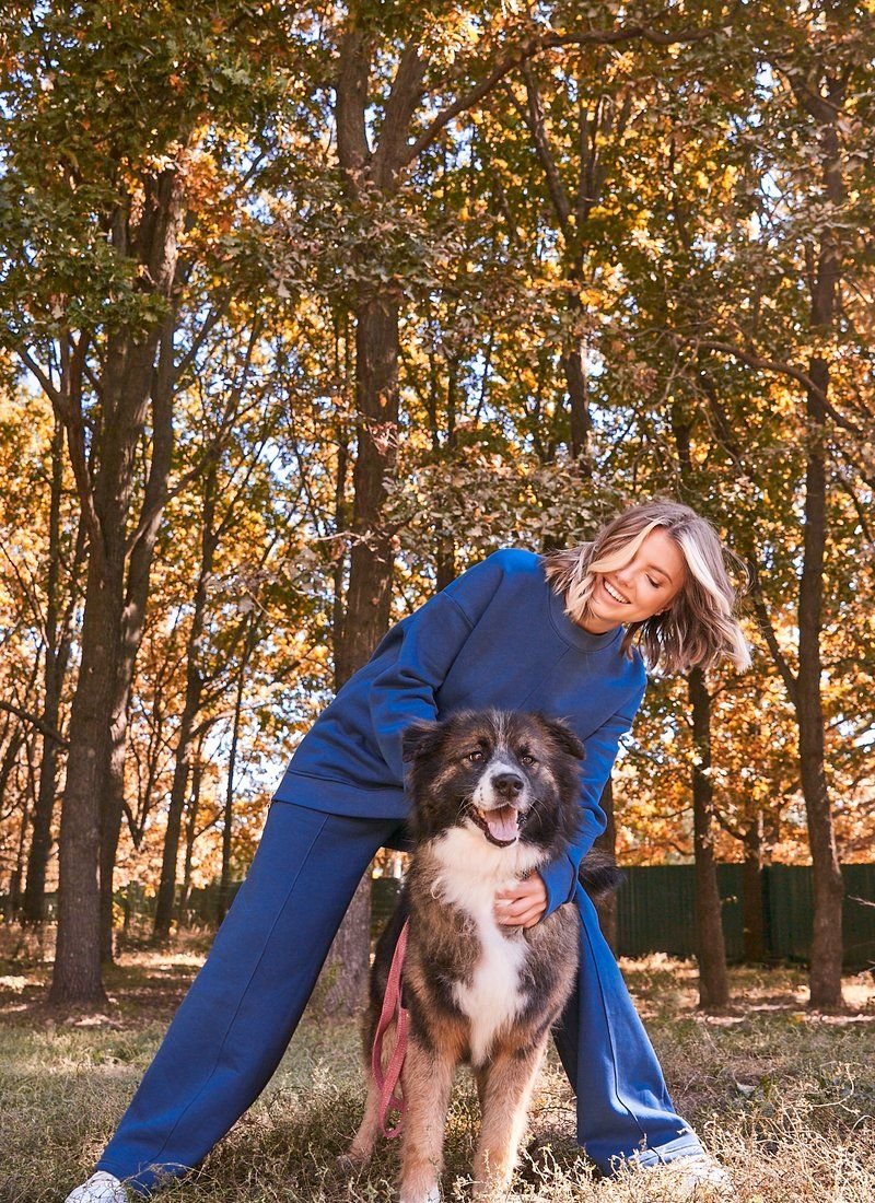 Blue suit with a voluminous sweatshirt