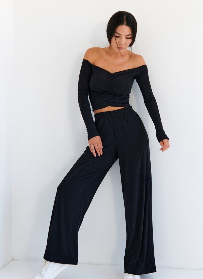 Suit with an off-the-shoulder top
