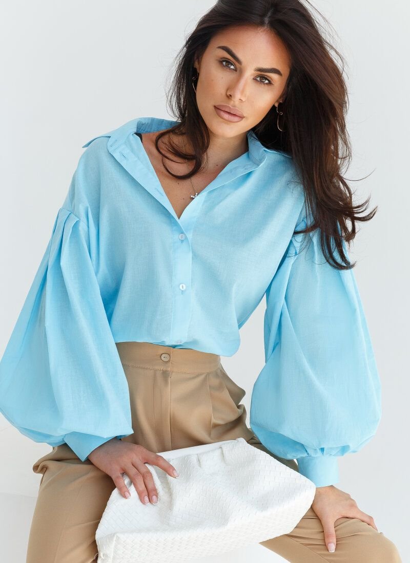 Blue elongated shirt with a loose fit