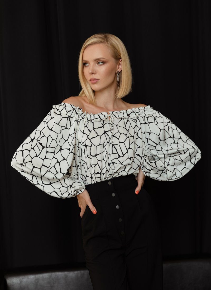 Blouse with open shoulders