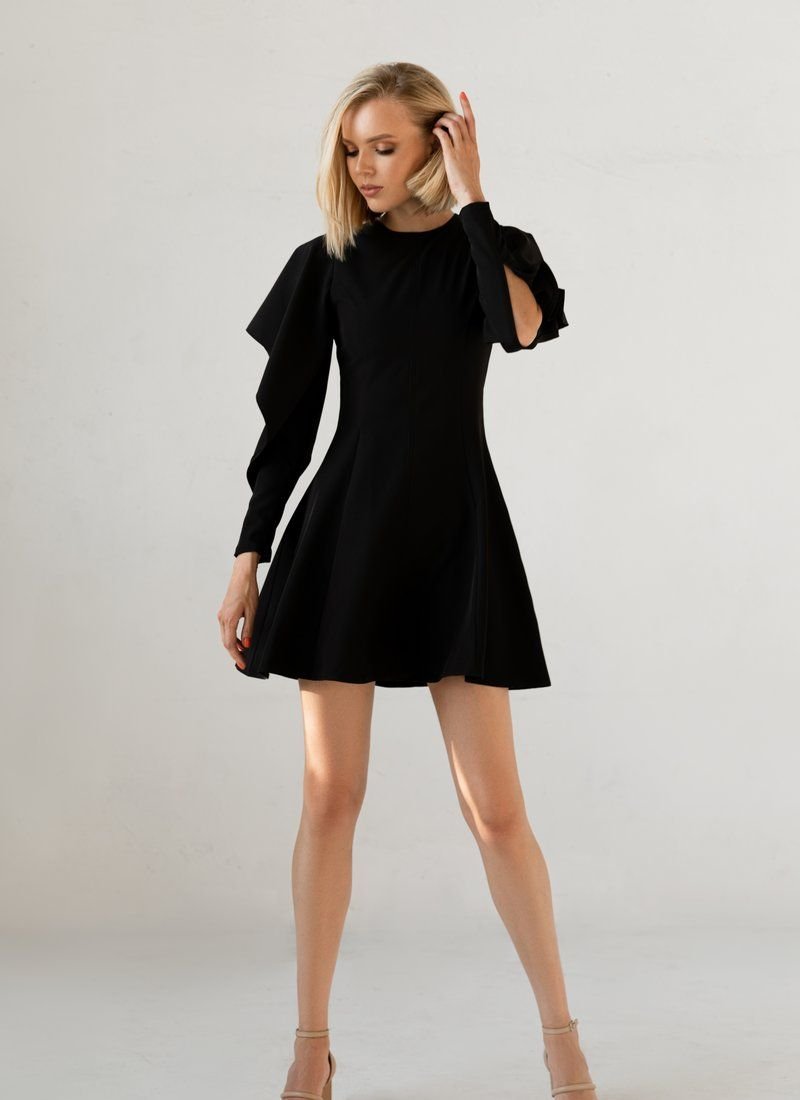 Dress with flounces on the sleeves