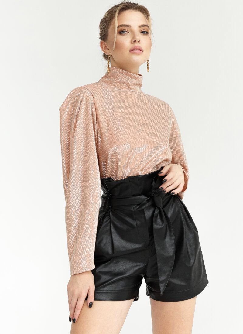 Shimmering closed blouse