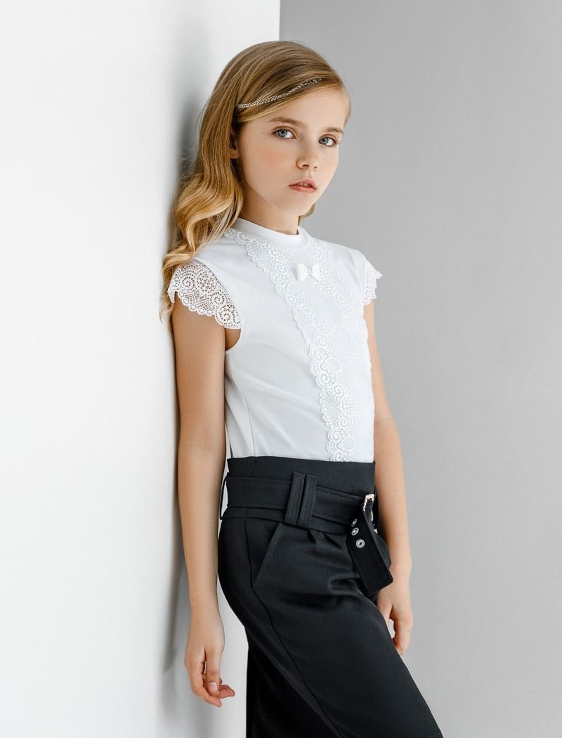 Blouse with lace sleeves