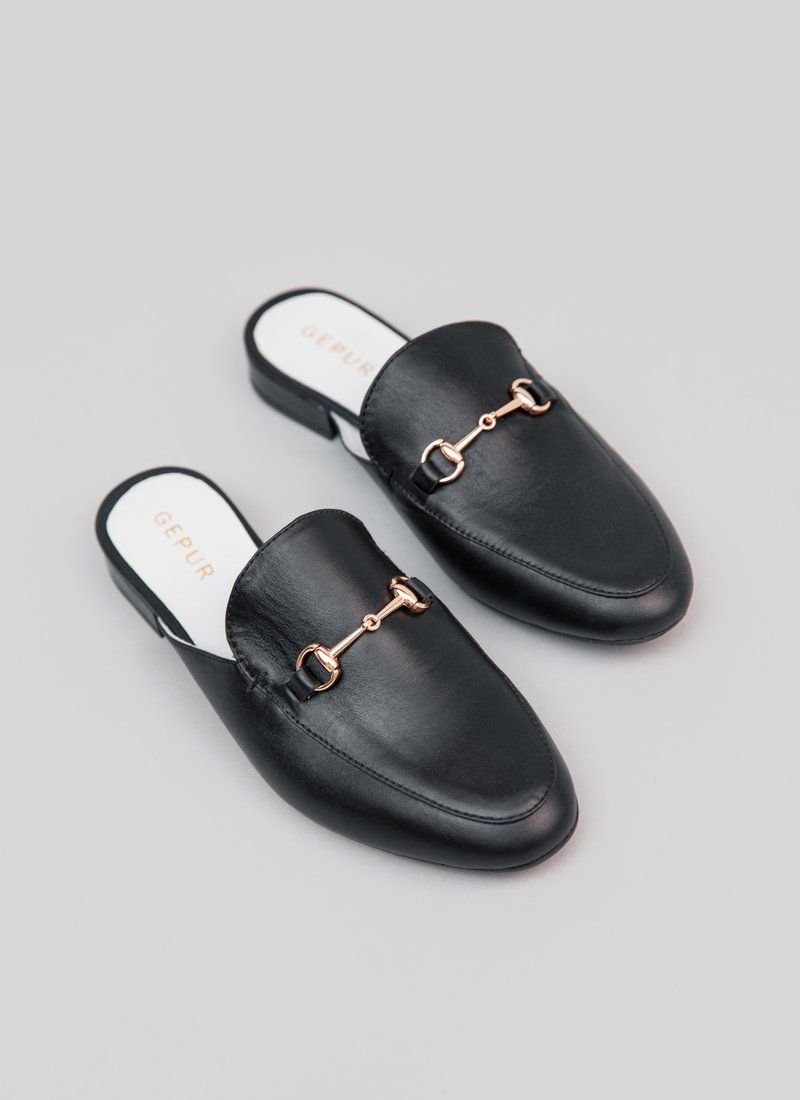 Mules with buckles made of genuine leather