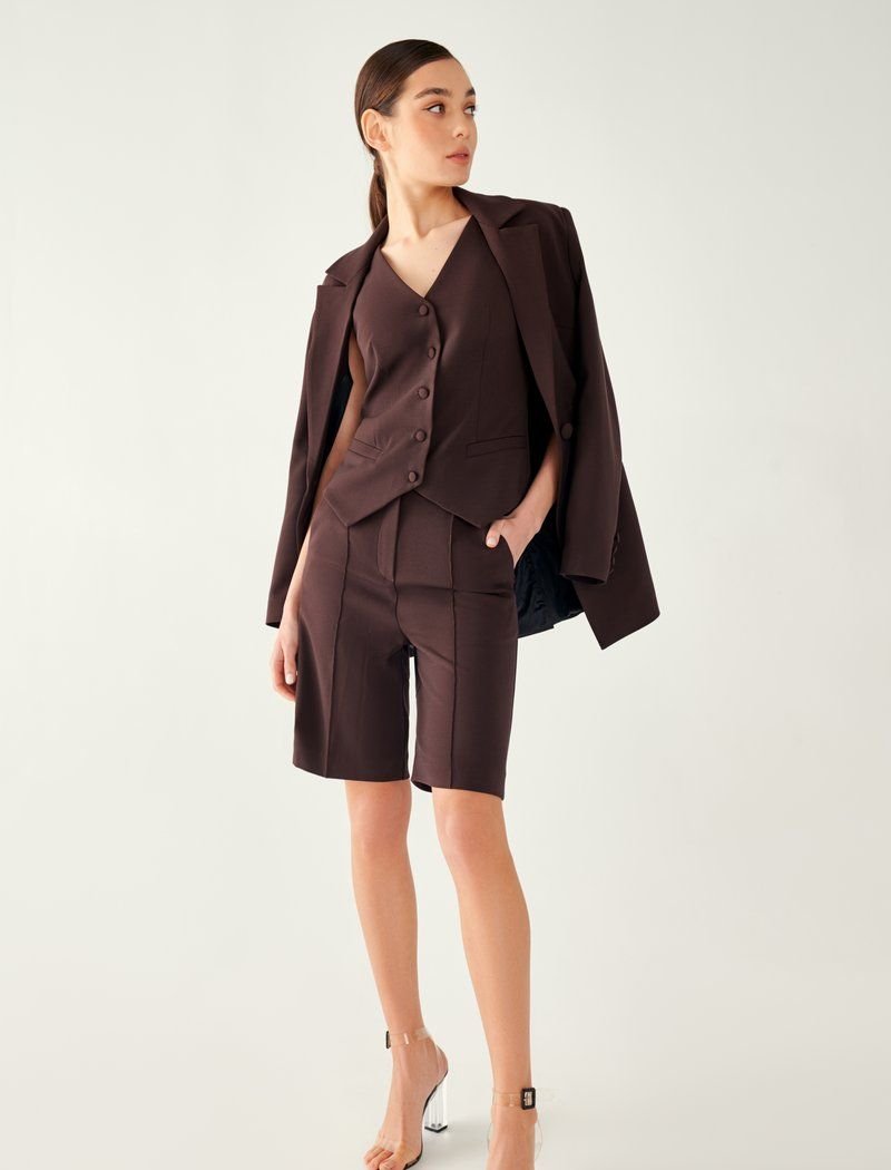 Classic shorts with arrows