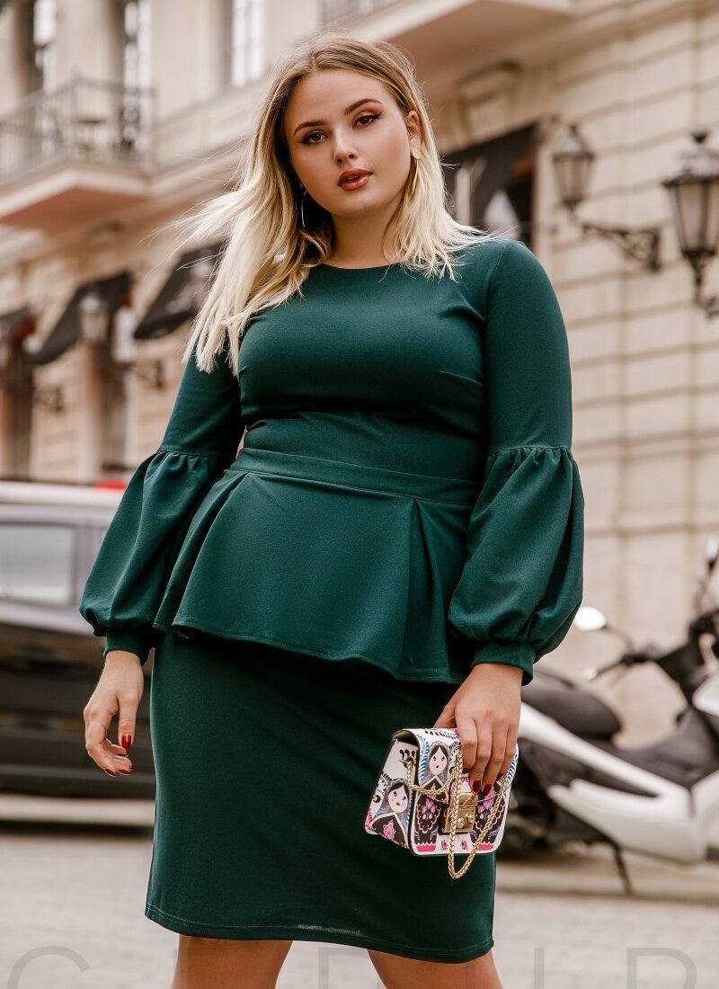 Dress with a peplum of emerald color