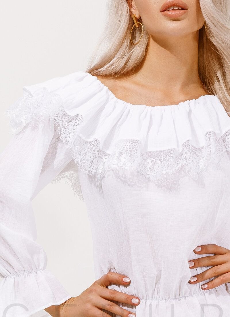 Elegant blouse with open shoulders