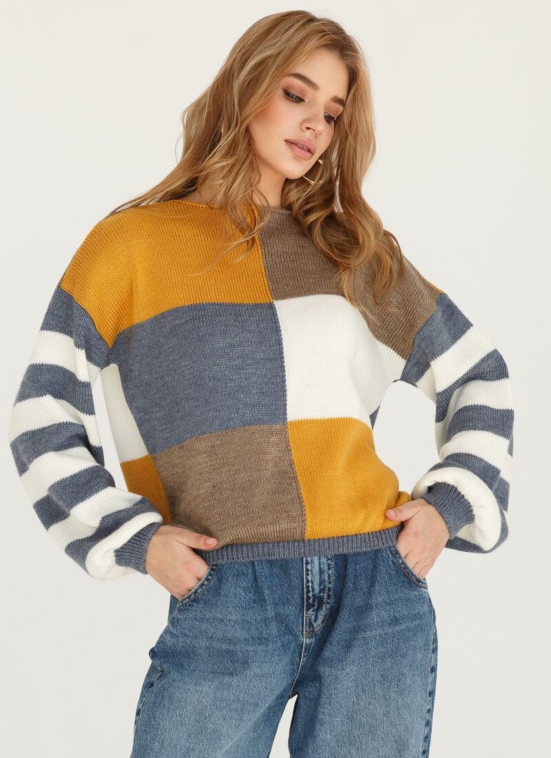Color block jumper with a loose fit