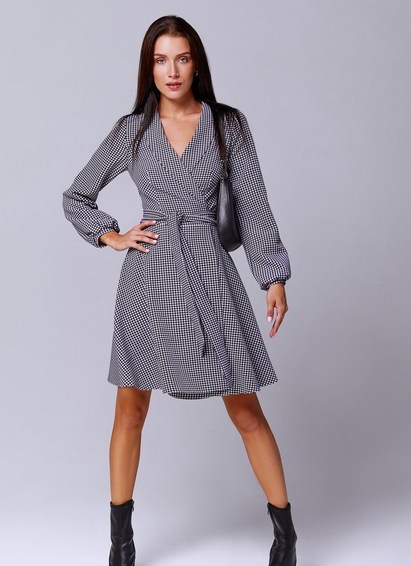 A dress for the smell in a trendy goose's foot