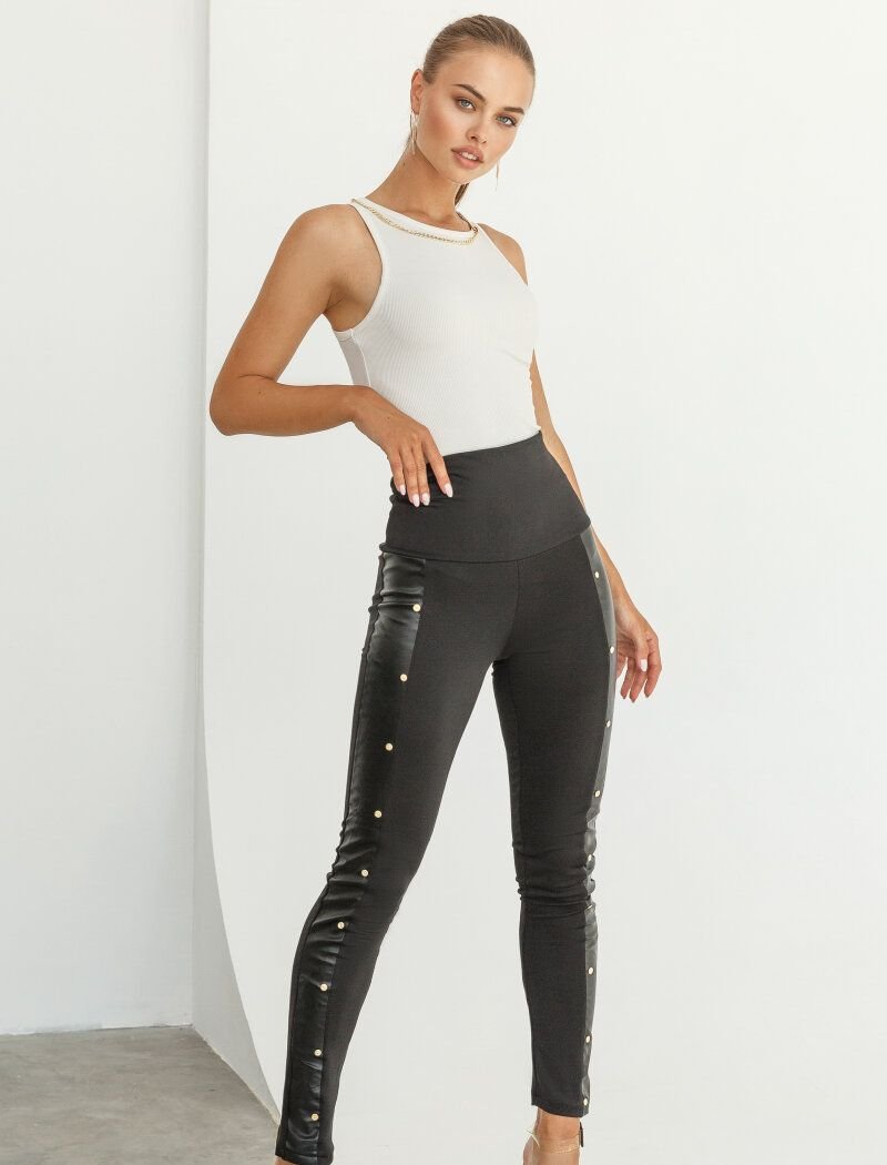 Tight-fitting leggings with decorative buttons