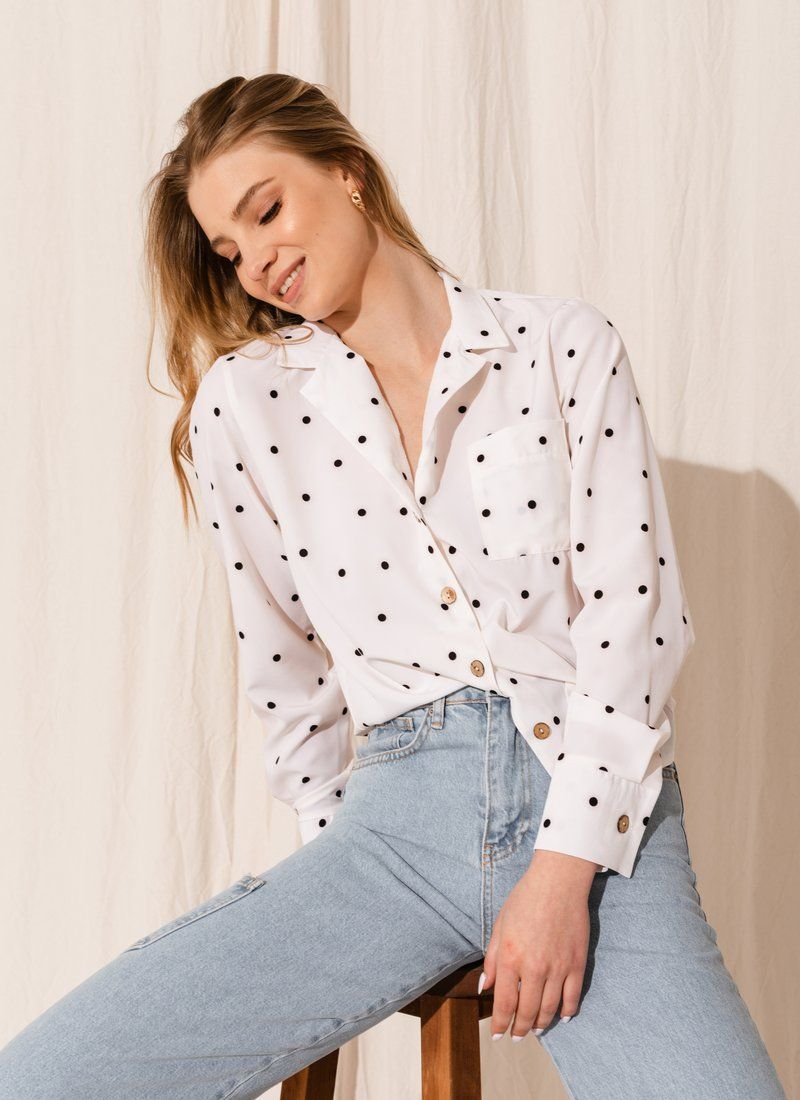 Feminine shirt-cut blouse