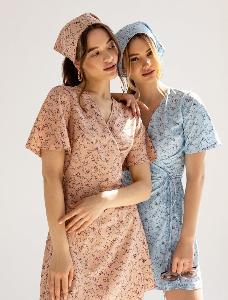 Feminine dress with a scarf