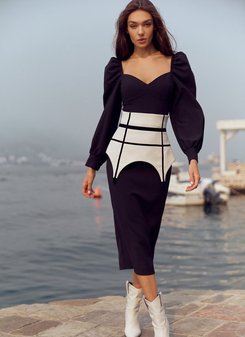 Basic form-fitting skirt with a peplum belt