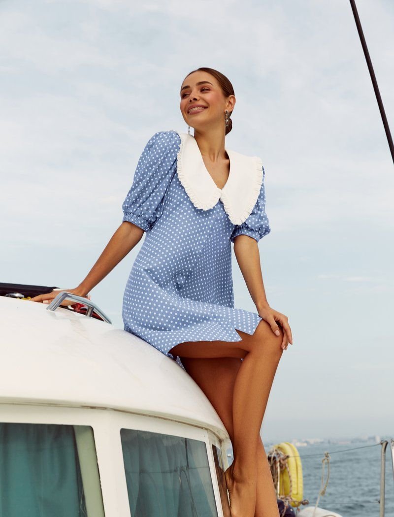 Dress with a cornflower blue collar