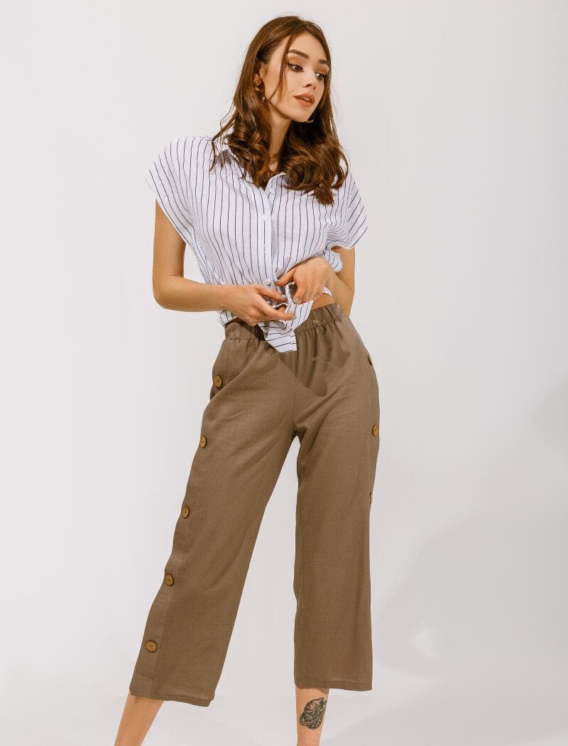 Loose trousers made of linen