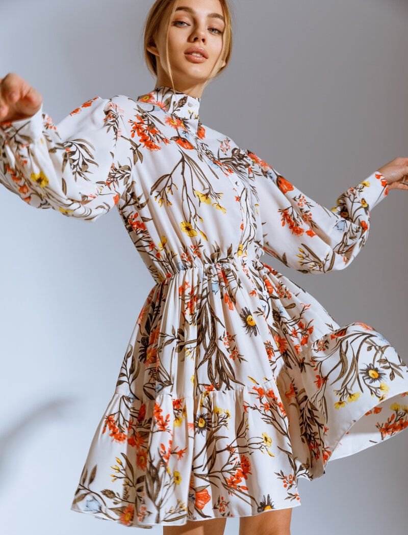 Romantic dress with buttons