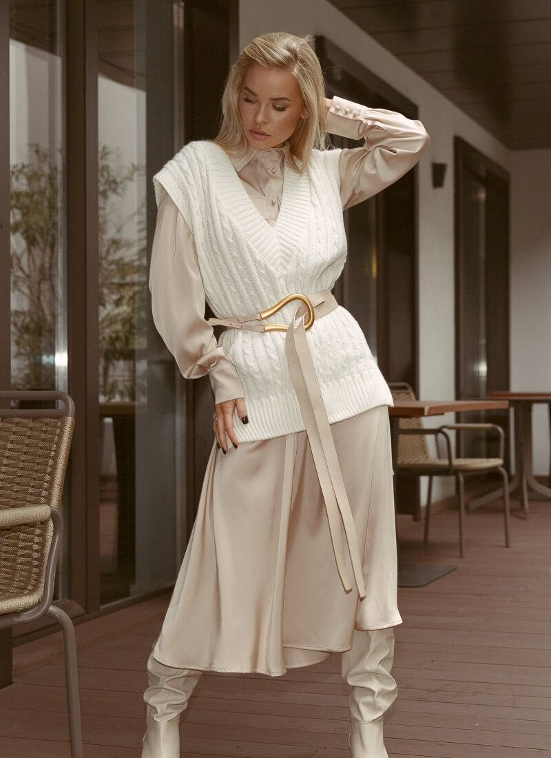 Trendy vest with aran pattern