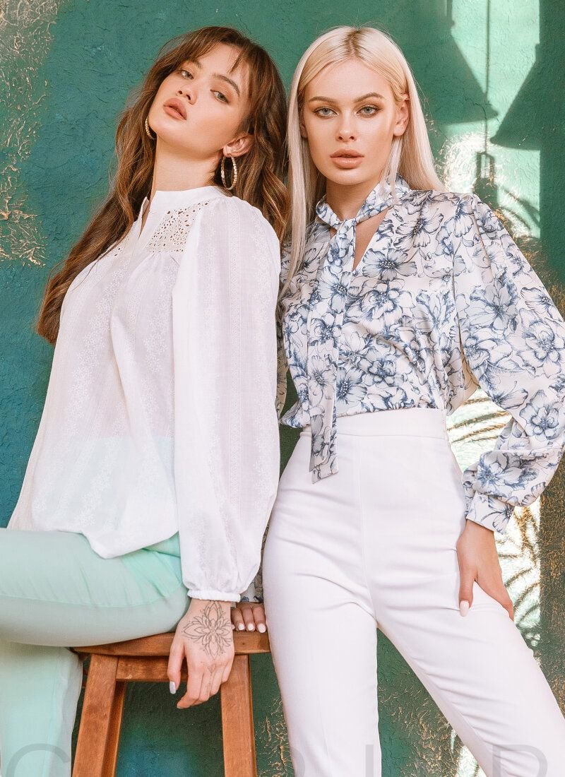 Trendy blouse with ties