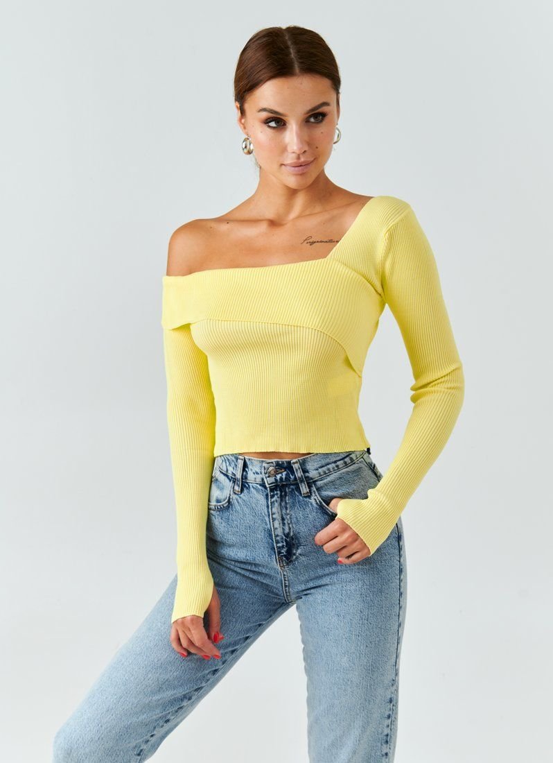Yellow longsleeve on one shoulder