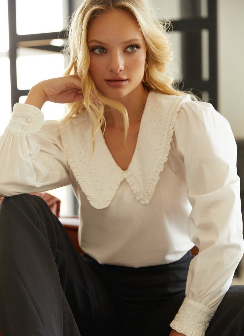 Loose-fitting shirt with embroidery