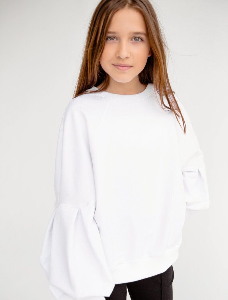 White sweatshirt with voluminous sleeves