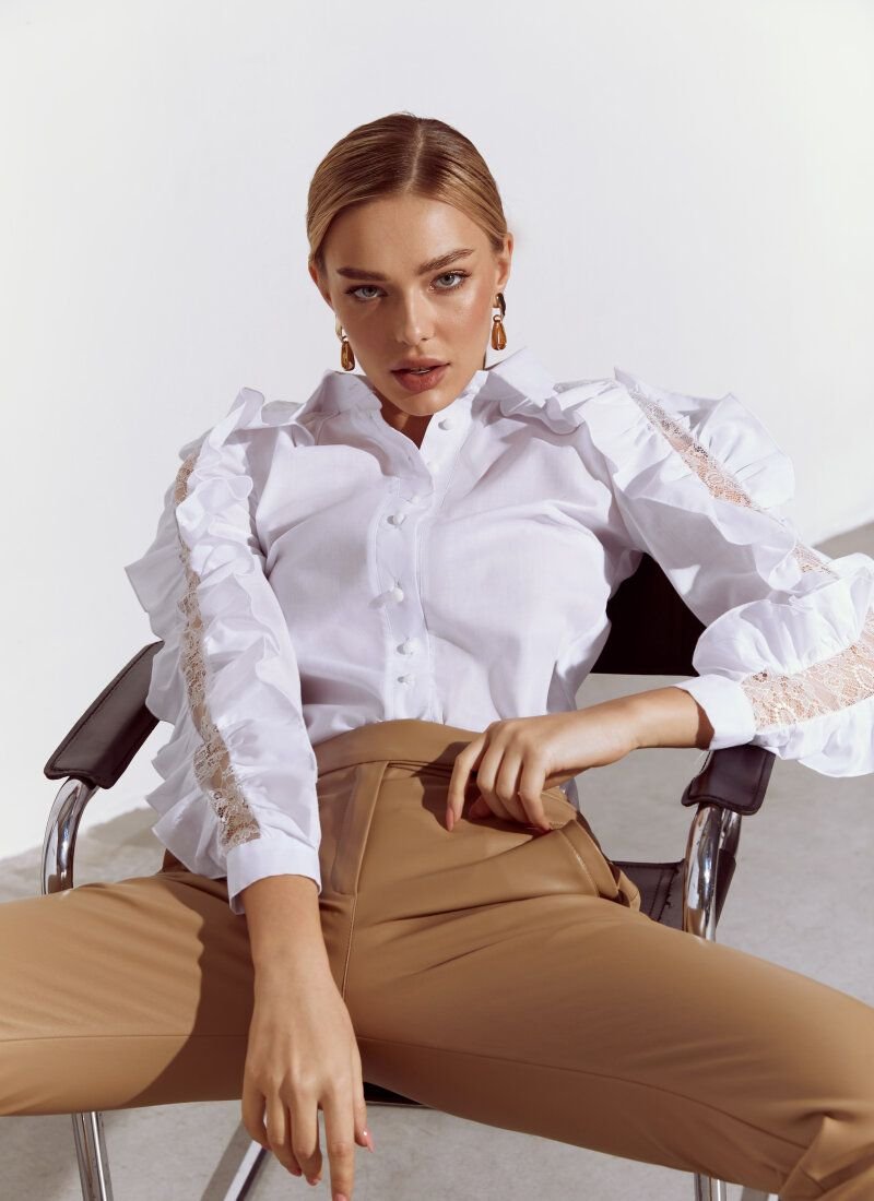 Accent blouse in white