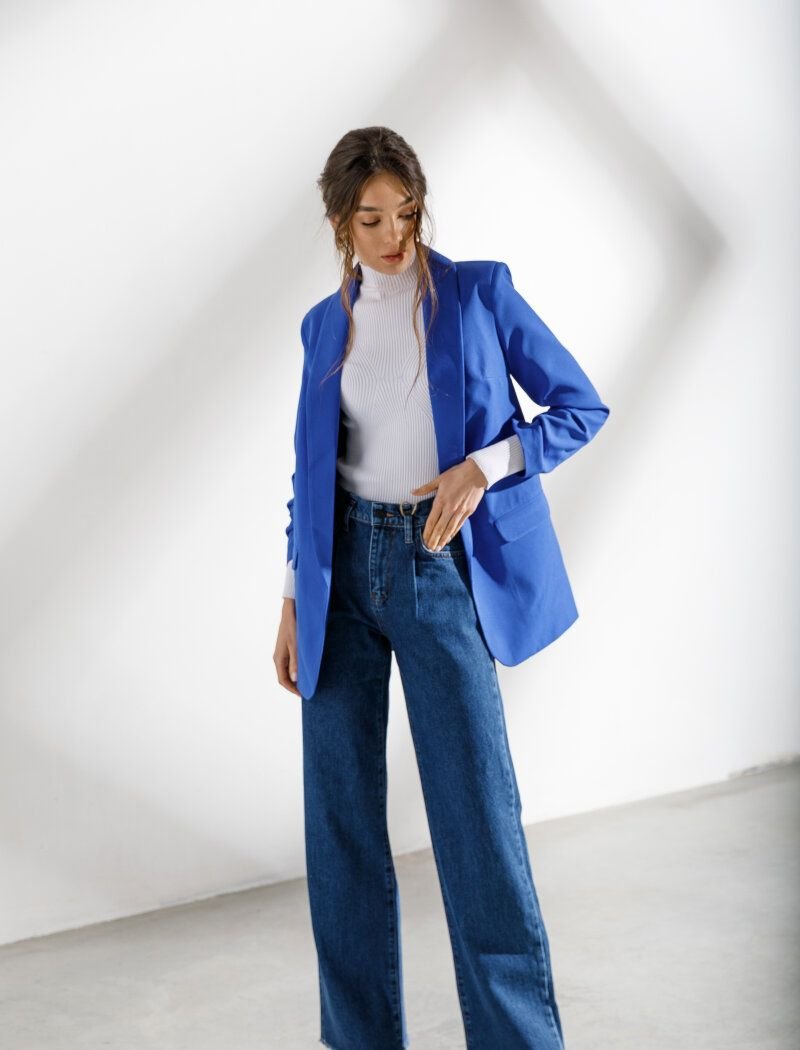 Bright jacket with an elongated cut