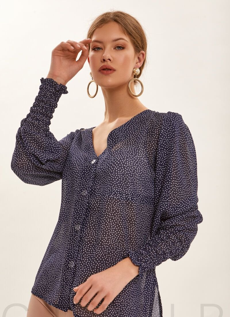 Blouse with refined polka dots