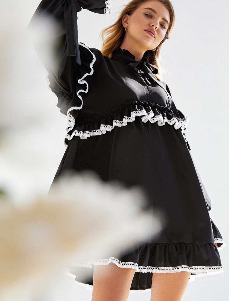 Loose dress with openwork lace