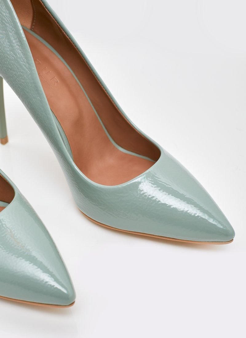 Classic pistachio-colored patent leather pumps