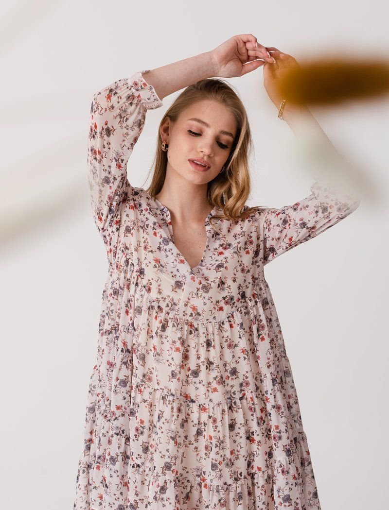 Loose dress with flowers