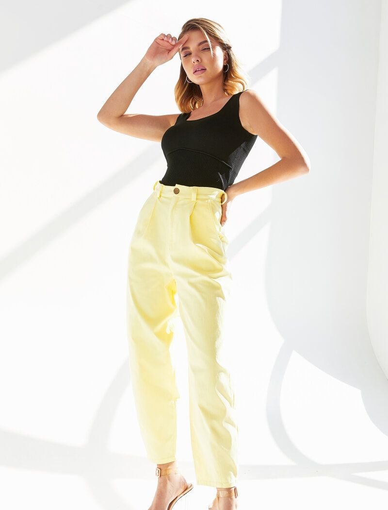 Yellow jeans made of mixed cotton