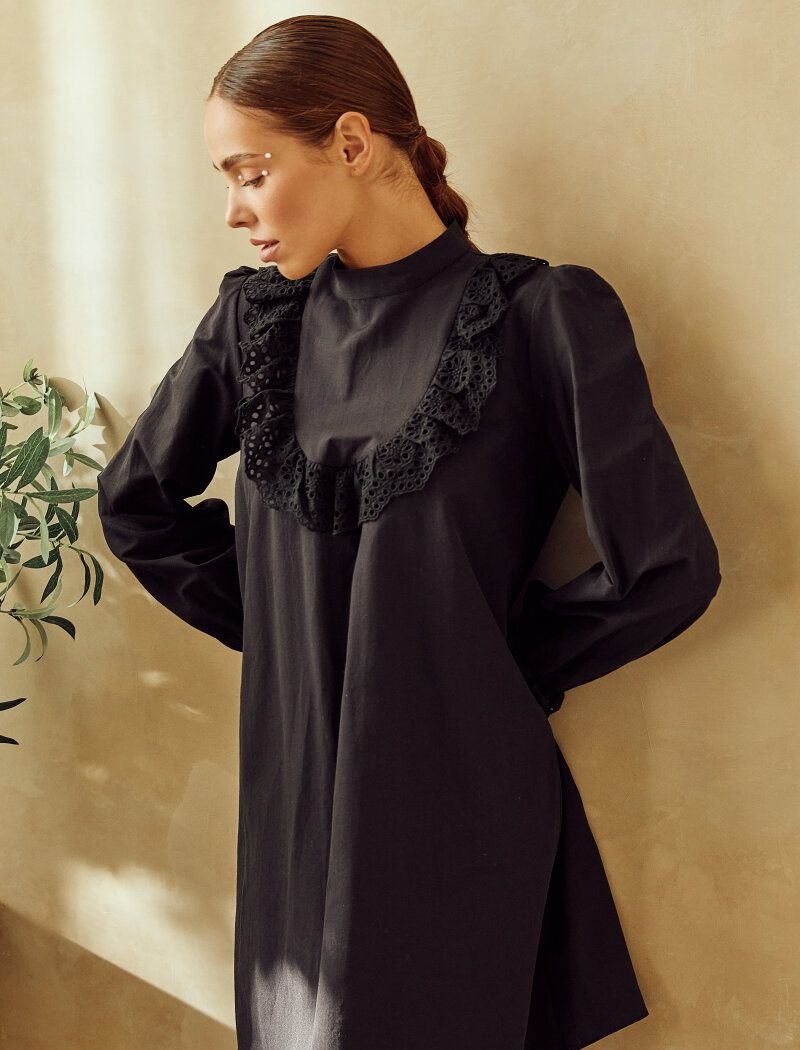 Loose dress with embroidery