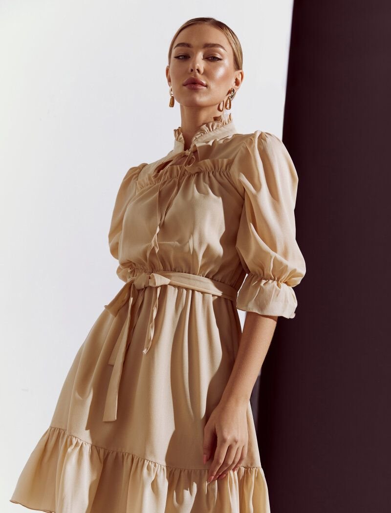 Chiffon dress with assemblies