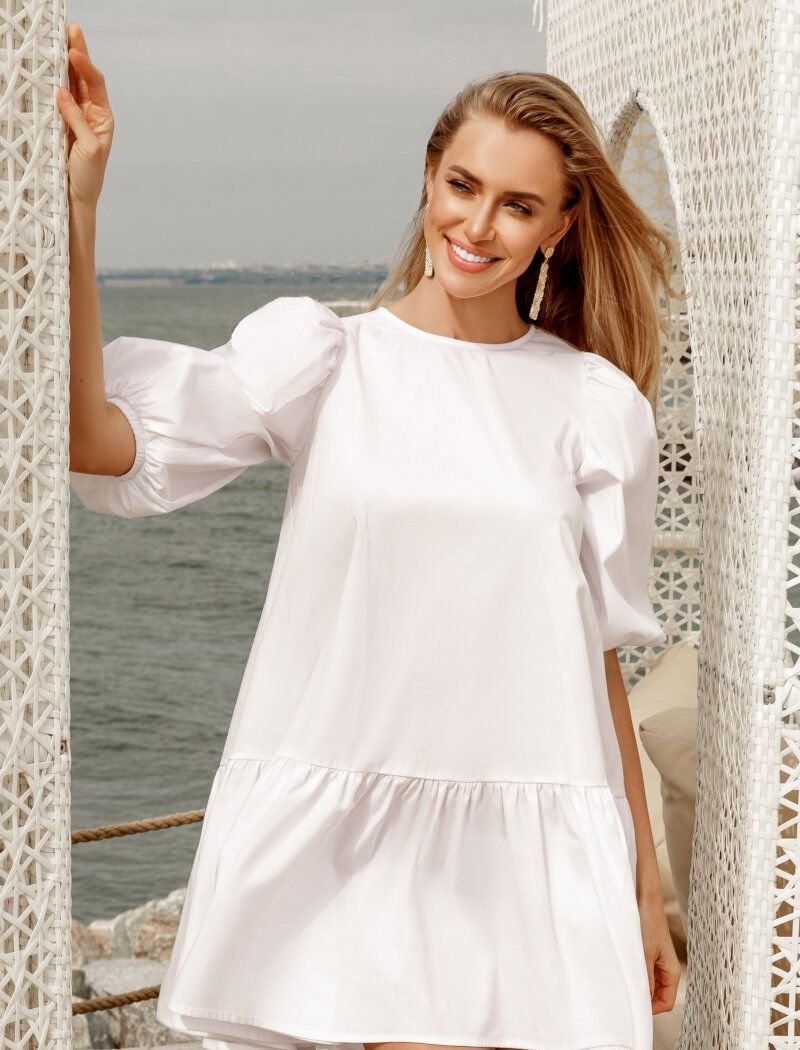 Light white dress with a loose fit