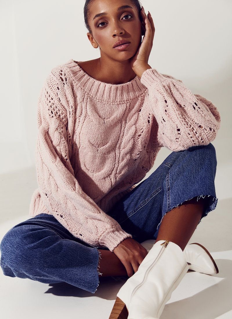 Knitted powdery jumper with wide sleeves