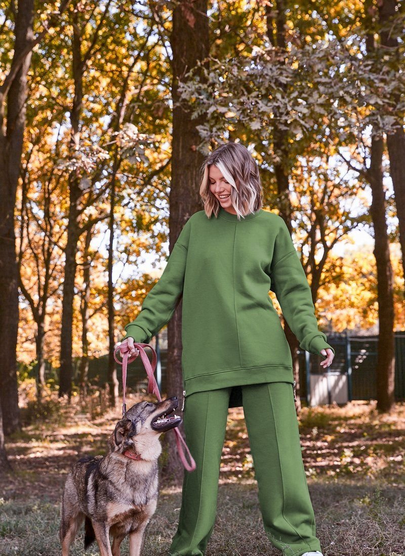 Olive suit with a voluminous sweatshirt