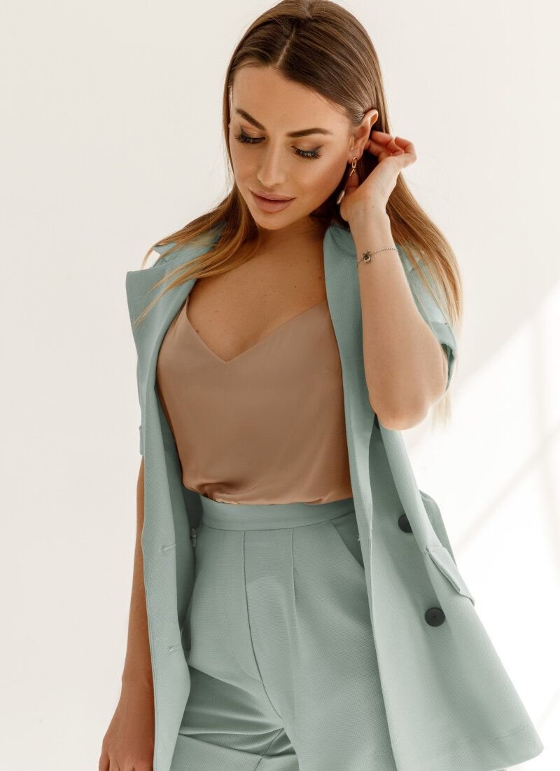 Elegant office suit in a trendy shade