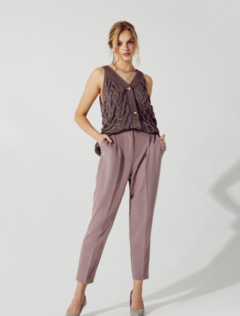 Cropped trousers with pinches