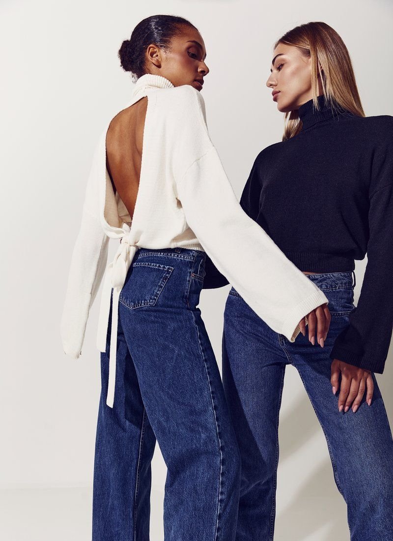 Milk jumper with an open back with ties