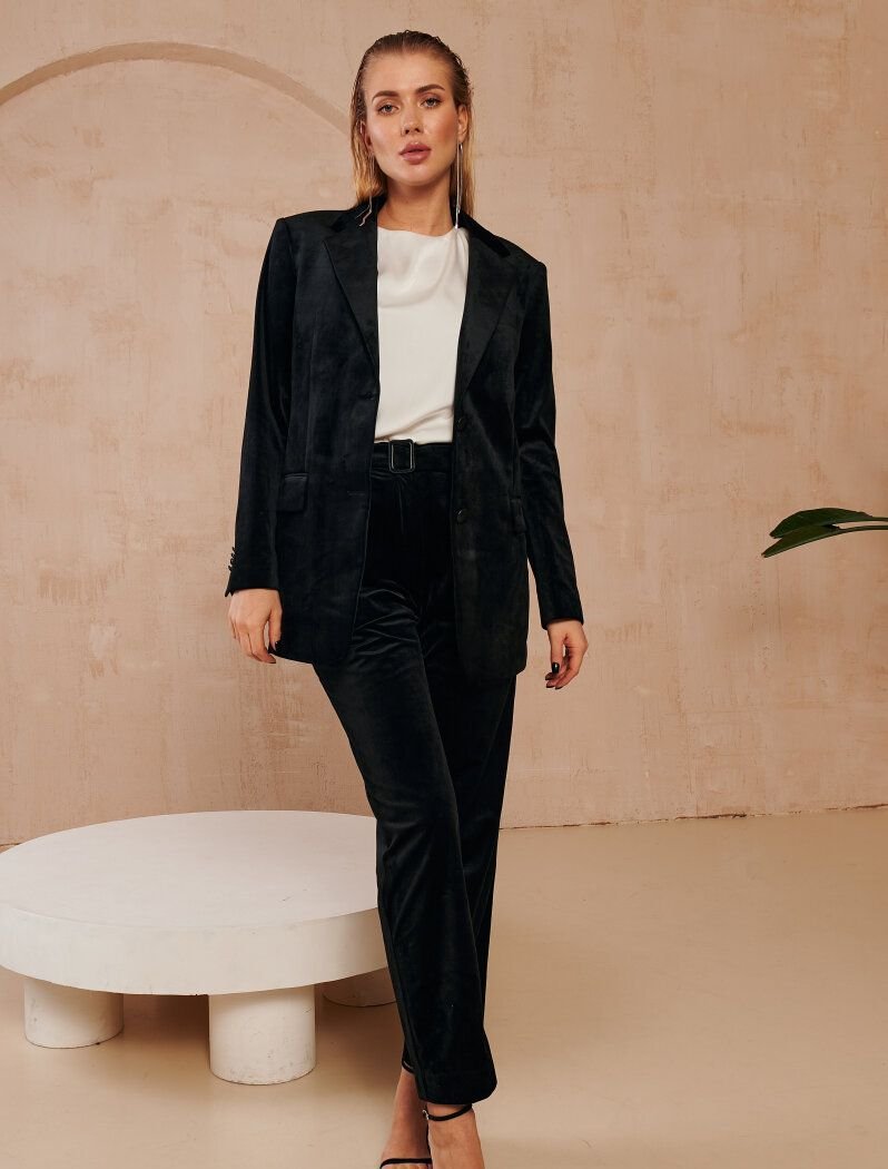 Single-breasted jacket made of velvet