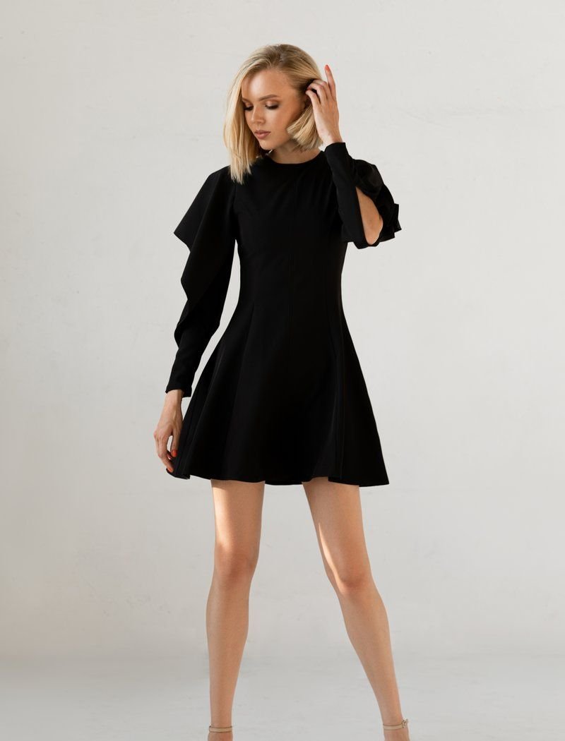 Dress with flounces on the sleeves