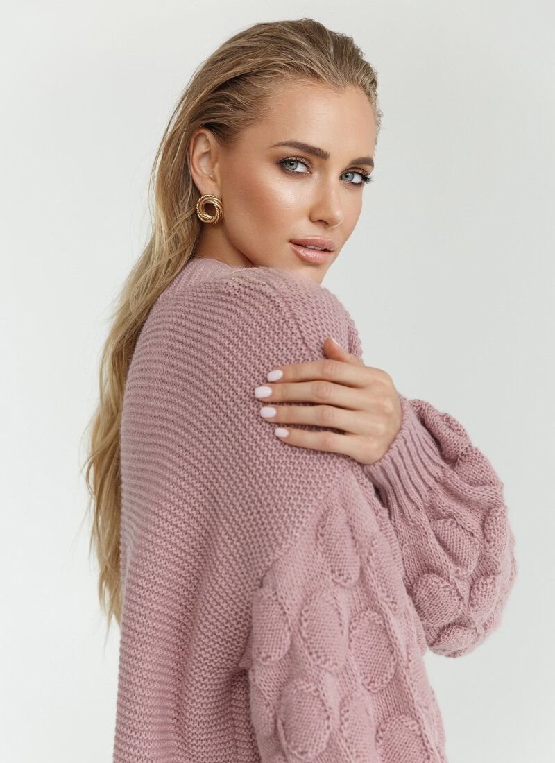 Loose cardigan in a trendy powdery shade