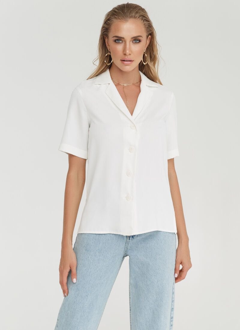 Lightweight blouse with a turn-down collar