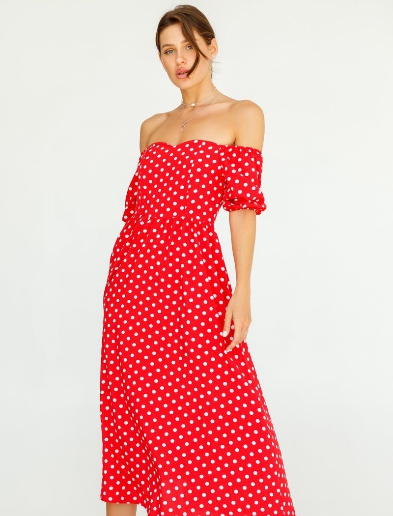 Silhouette dress with open shoulders