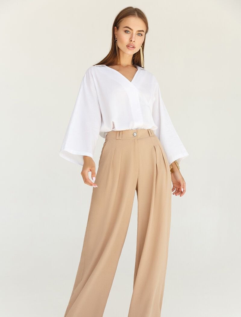 Beige trousers with zips